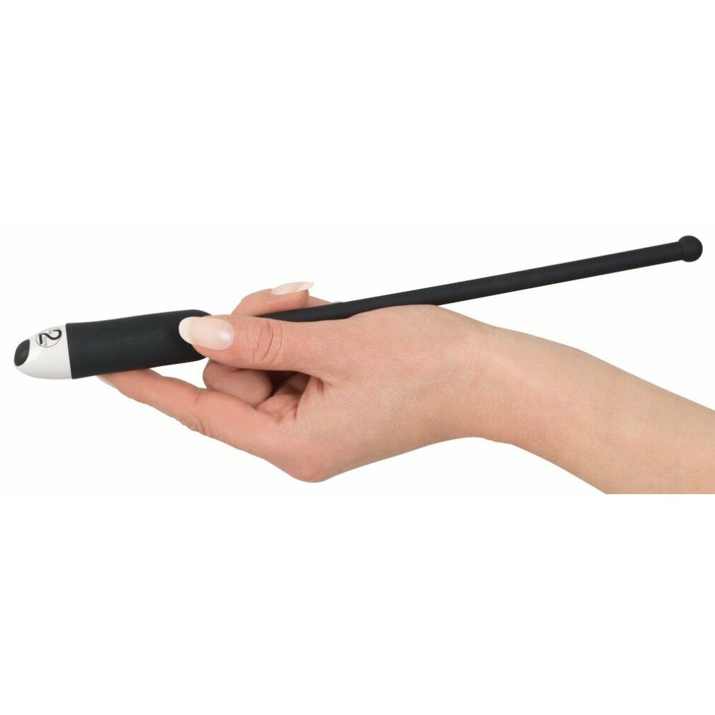 Schwarzer Dilator, gehalten in einer Hand. Die Spitze ist weiß mit der Zahl 2. Der Dilator ist lang und schlank.