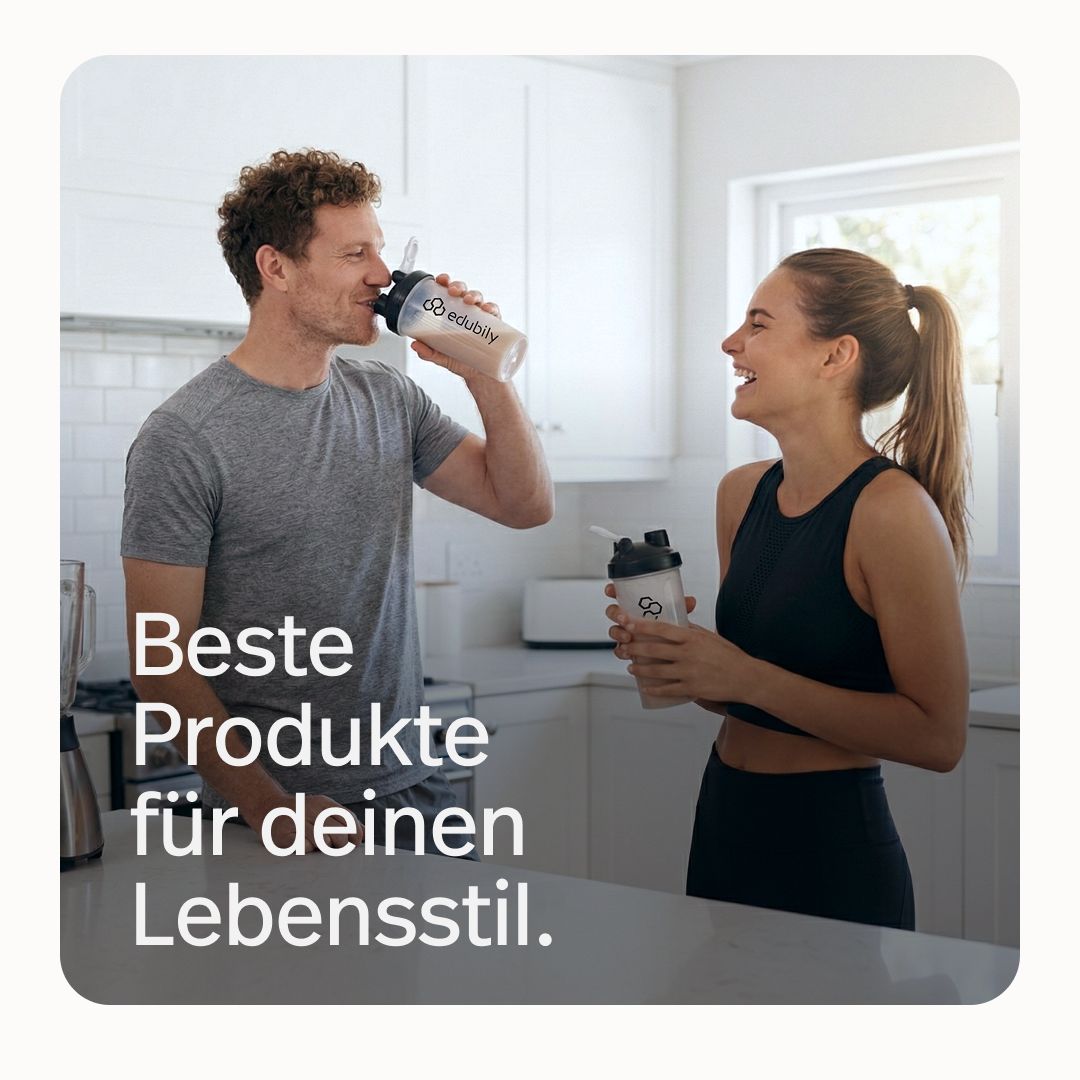 Mann und Frau trinken aus edubily® Shaker-Flaschen in einer Küche. Text: Beste Produkte für deinen Lebensstil.