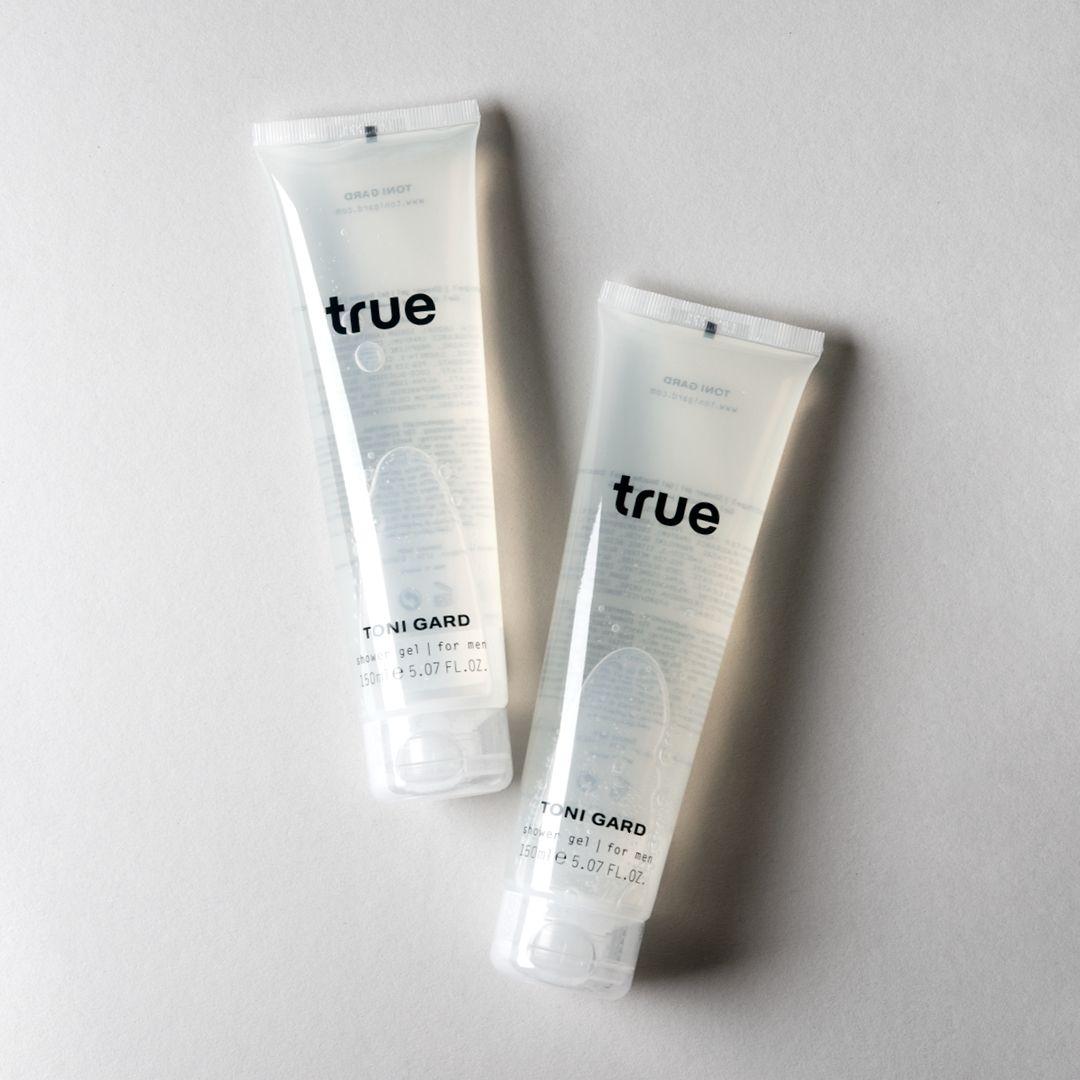 Zwei transparente Tuben mit "true"-Schriftzug und "TONI GARD"-Logo. Duschgel für Männer. Flaschen überlappend.