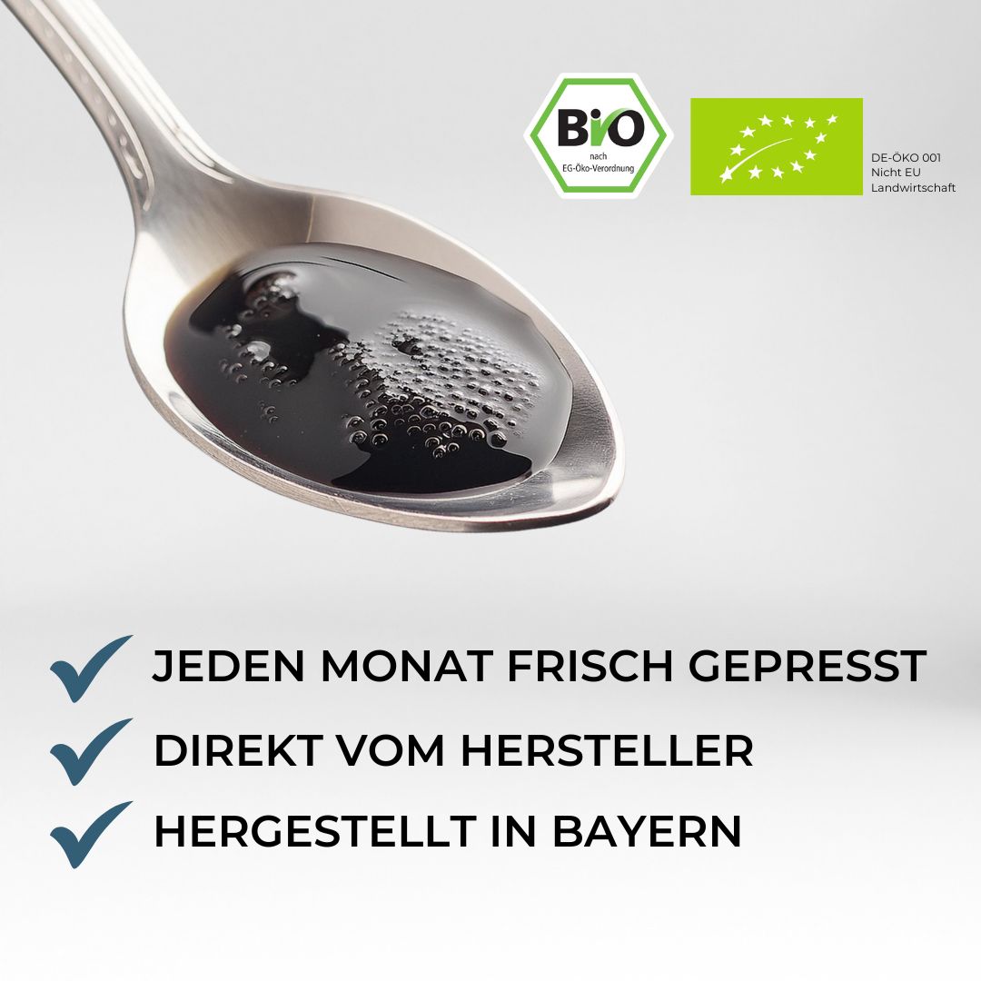 Löffel mit schwarzem Öl. Text: Jeden Monat frisch gepresst, direkt vom Hersteller, hergestellt in Bayern. Bio-Siegel.