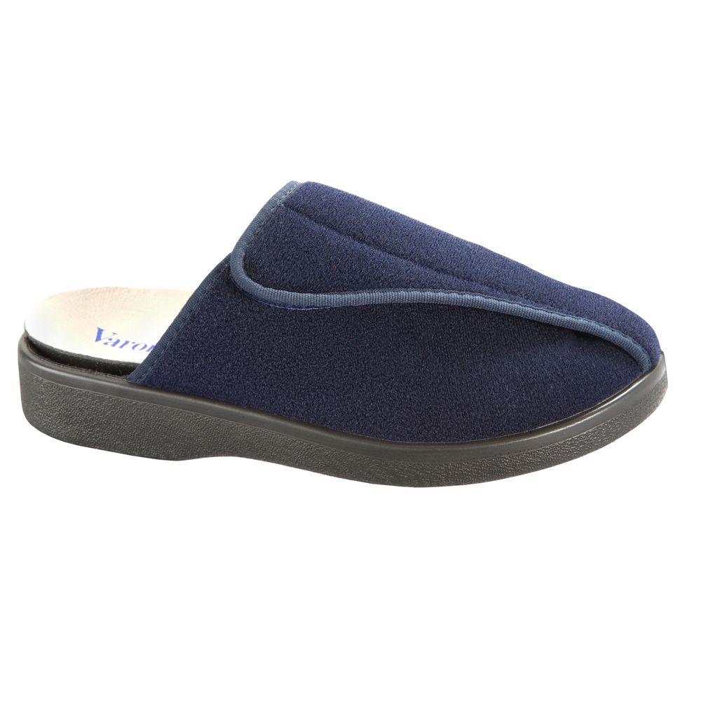 Dunkelblauer Varomed Klettpantoffel "BALI" aus Textil mit Klettverschluss und rutschfester Sohle.