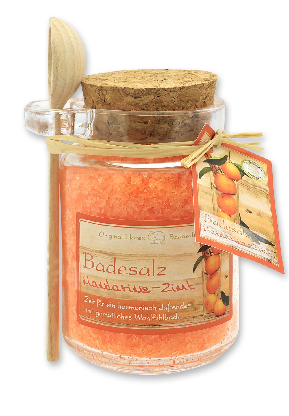 Glas mit Badesalz Mandarine-Zimt, Korken, Holzlöffel. Etikett mit Produktnamen und Mandarinen-Illustration.