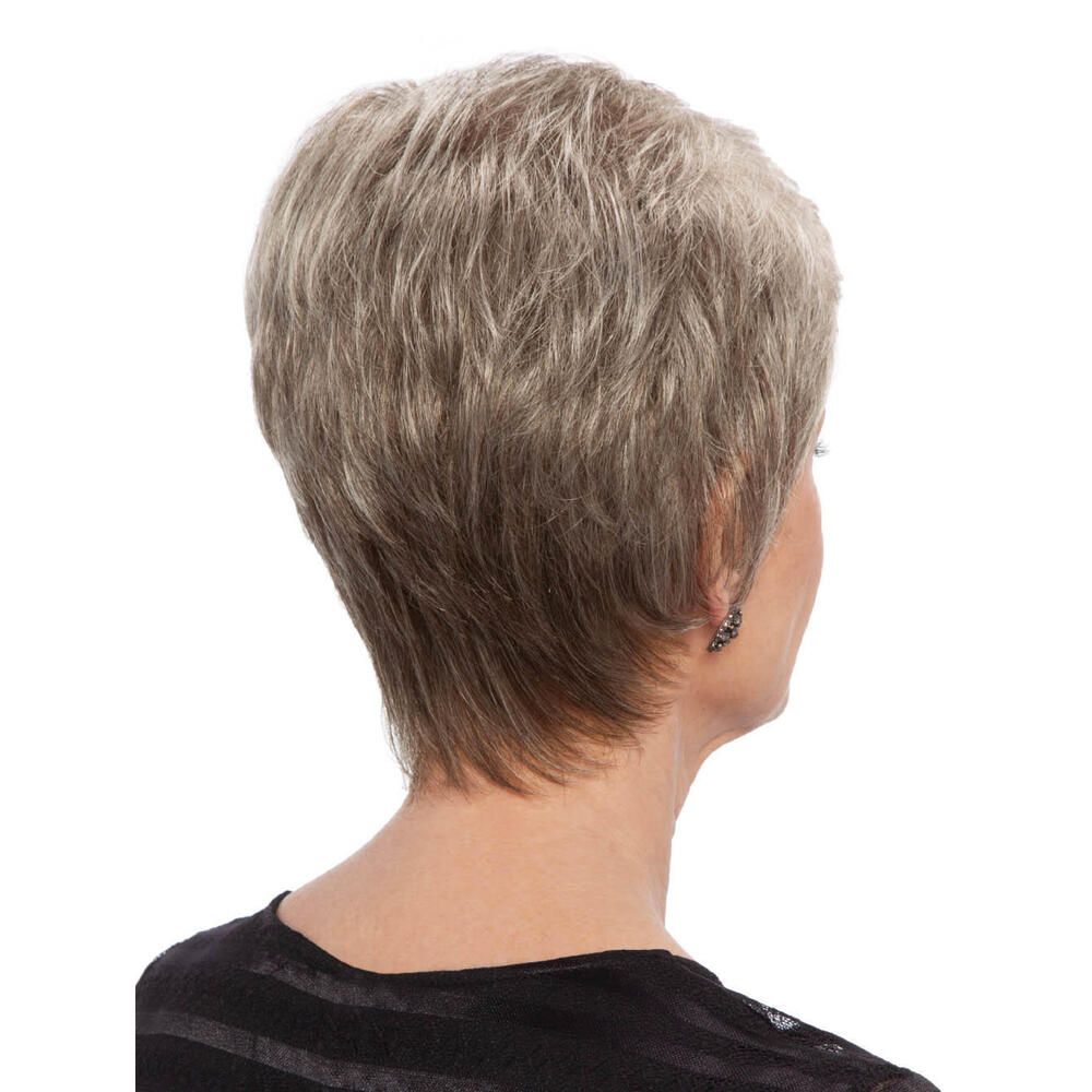 Kurzhaarperücke in Grau. Rückansicht einer Frau mit Perücke. Schwarzes Oberteil.