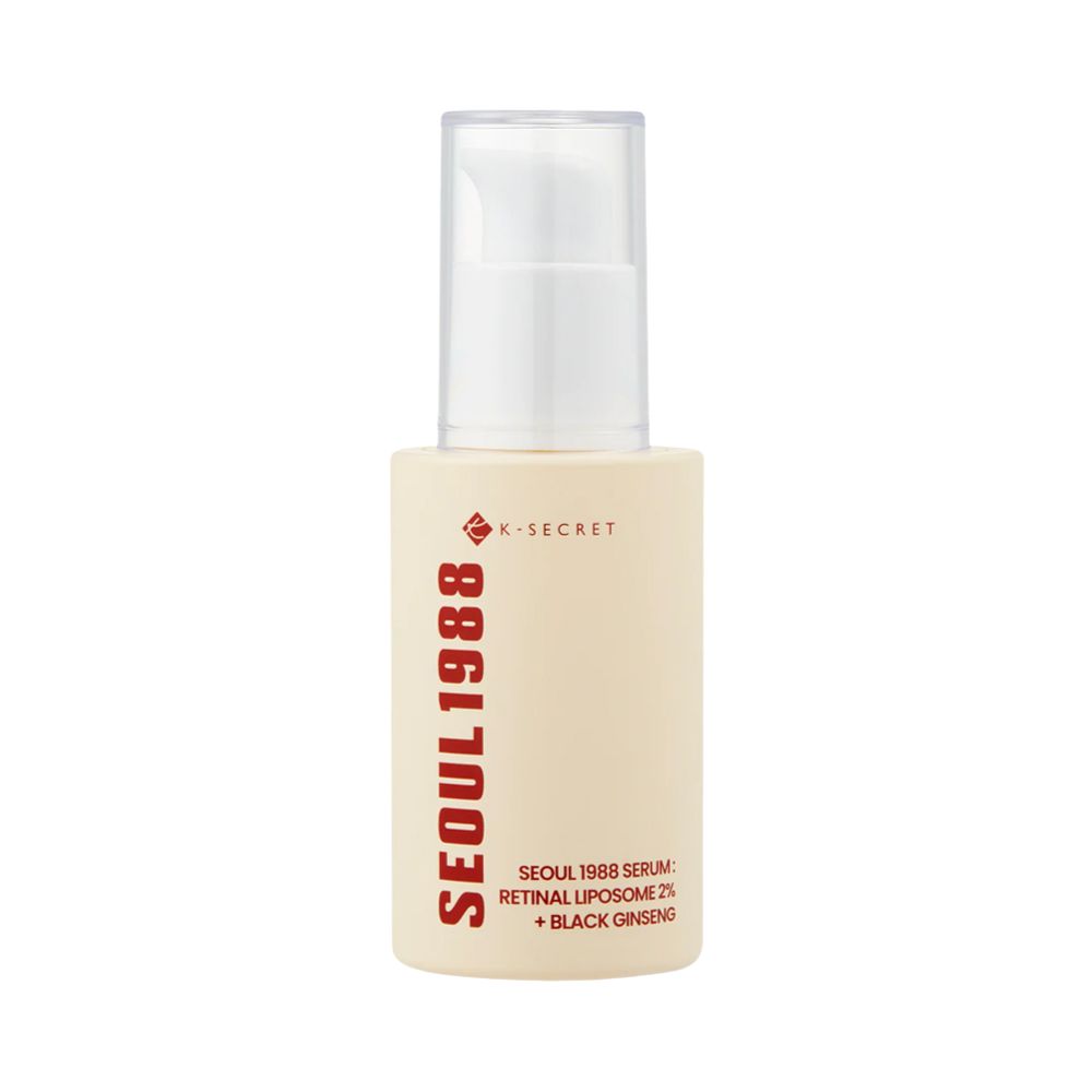 Beige Serumflasche mit weißem Pumpaufsatz. Roter Schriftzug: SEOUL 1988. Text: Retinal Liposome 2% + Black Ginseng.