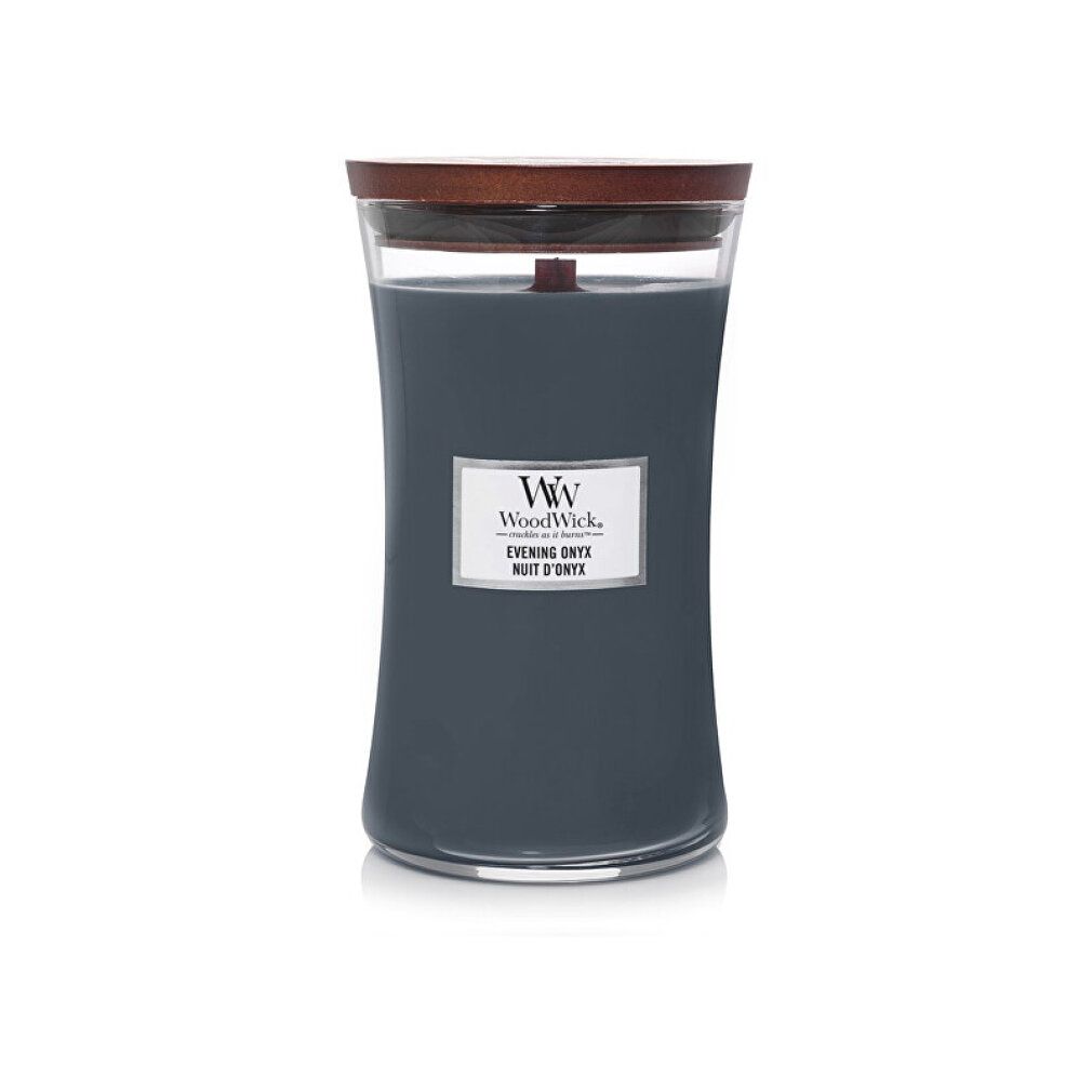 Kerze mit Holzdeckel. Graue Kerze im Glasbehälter. Etikett: WoodWick, Evening Onyx. Glasbehälter mit geschwungener Form.