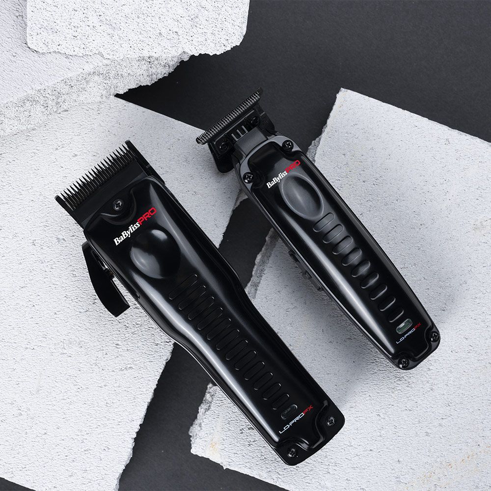 Zwei schwarze Trimmer. Marke BaByliss Pro. Auf weißem Untergrund. Unterschiedliche Winkel. Logo und Schriftzug.