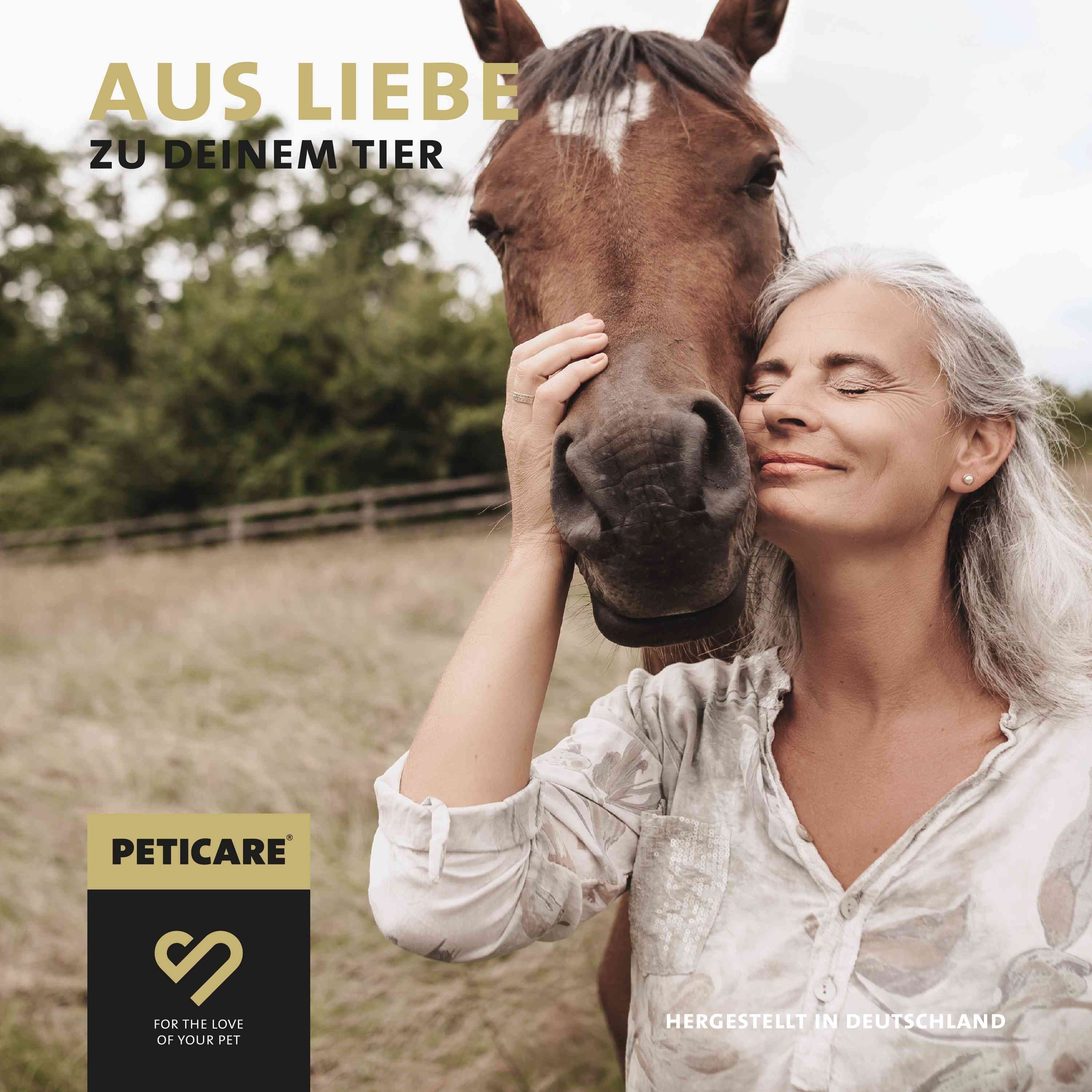 Frau umarmt Pferd. Peticare Logo und Text: Aus Liebe zu deinem Tier. Hergestellt in Deutschland.