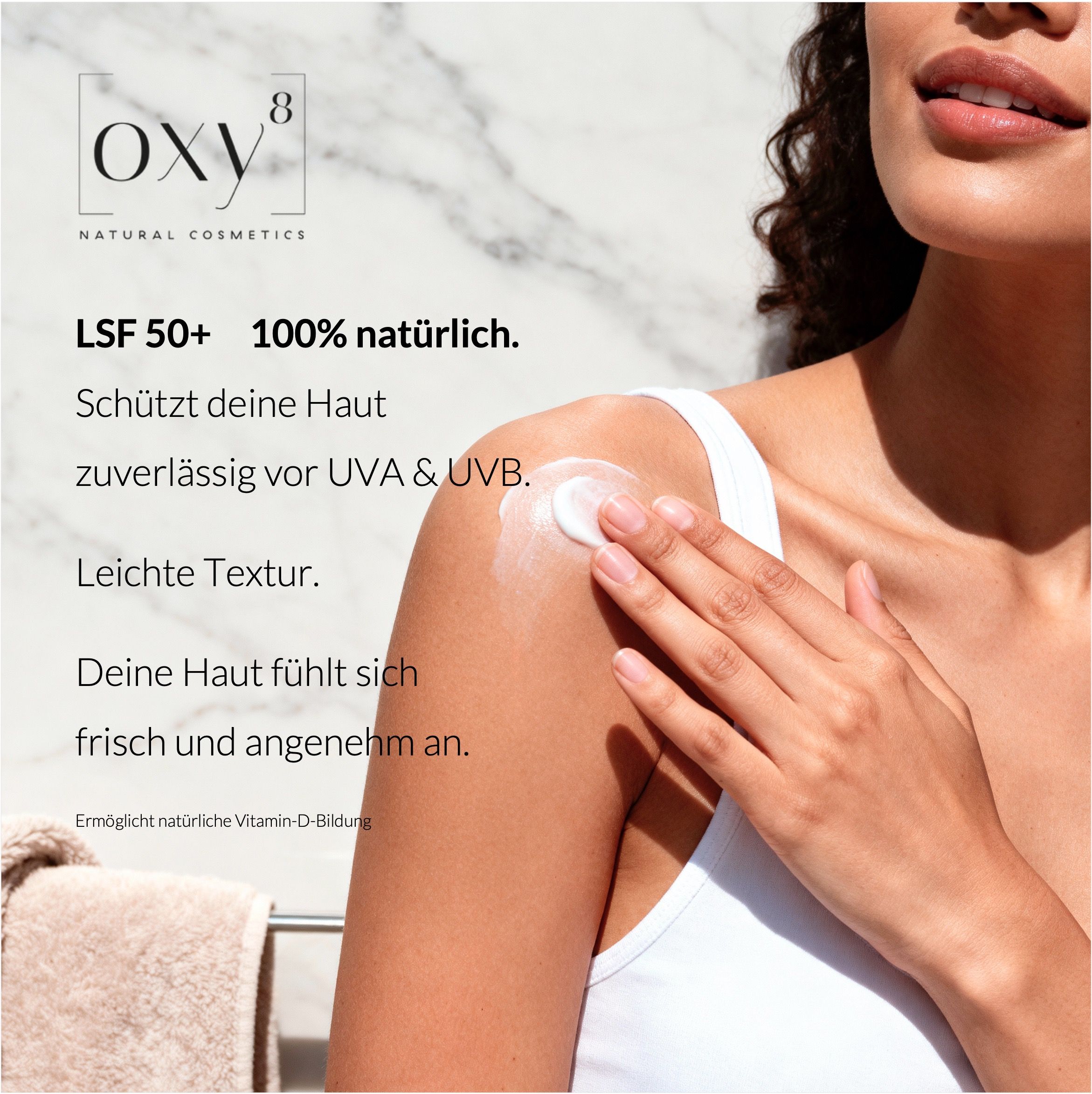 Frau trägt Creme auf Schulter auf. Text: LSF 50+ 100% natürlich. Schützt vor UVA & UVB. Leichte Textur. Angenehm.