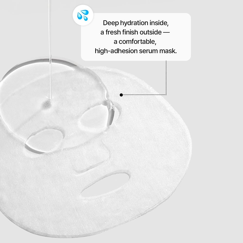 Eine durchsichtige Tuchmaske mit Serum, das darauf gegossen wird.