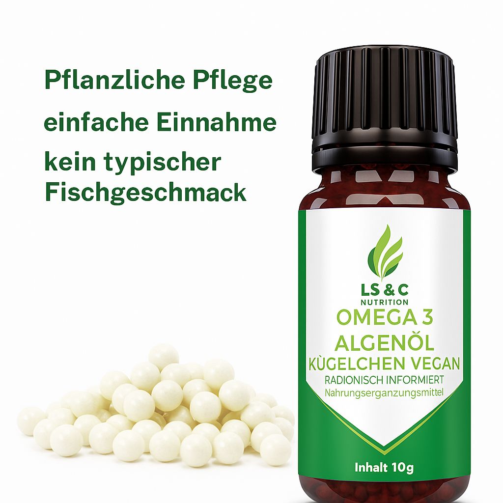 Braune Glasflasche mit schwarzem Deckel. Etikett mit Logo und Produktinformationen: Omega 3 Algenöl. Daneben: weiße Kügelchen.