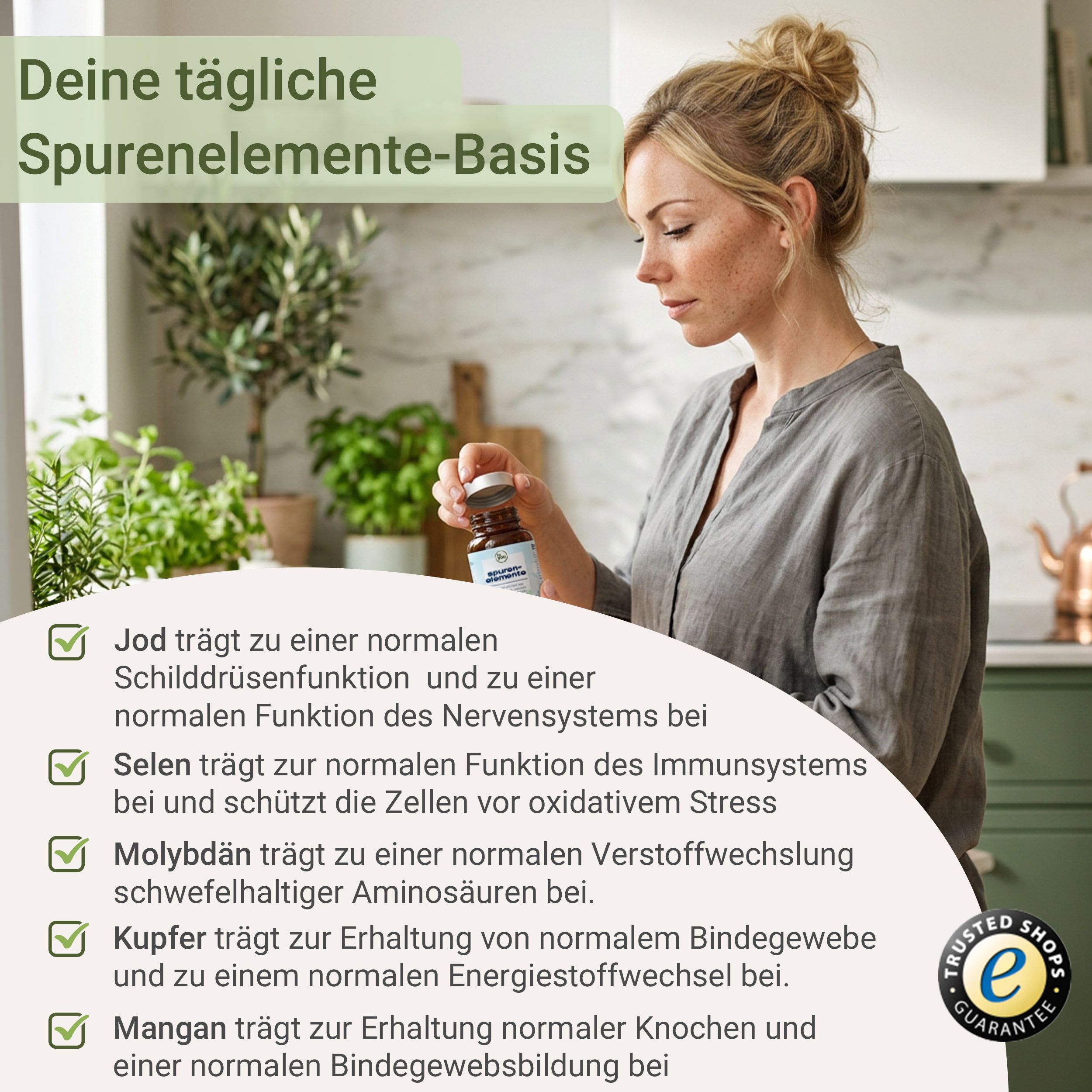 Frau in Küche hält Flasche Spurenelemente, Liste mit gesundheitlichen Vorteilen und Siegel.