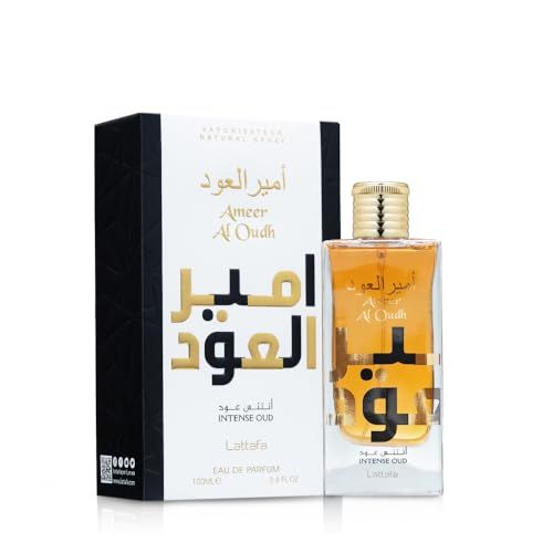 Glasflasche und Verpackung. Aufschrift: Ameer Al Oudh Intense Oud. Schwarze Verpackung mit goldenem Text.