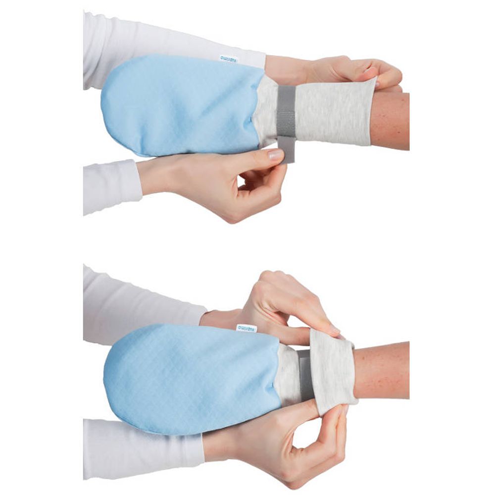 Hände zeigen die Anwendung von Kinder-Schutzhandschuhen. Blaue Handschuhe mit grauen Bündchen und Klettverschluss.