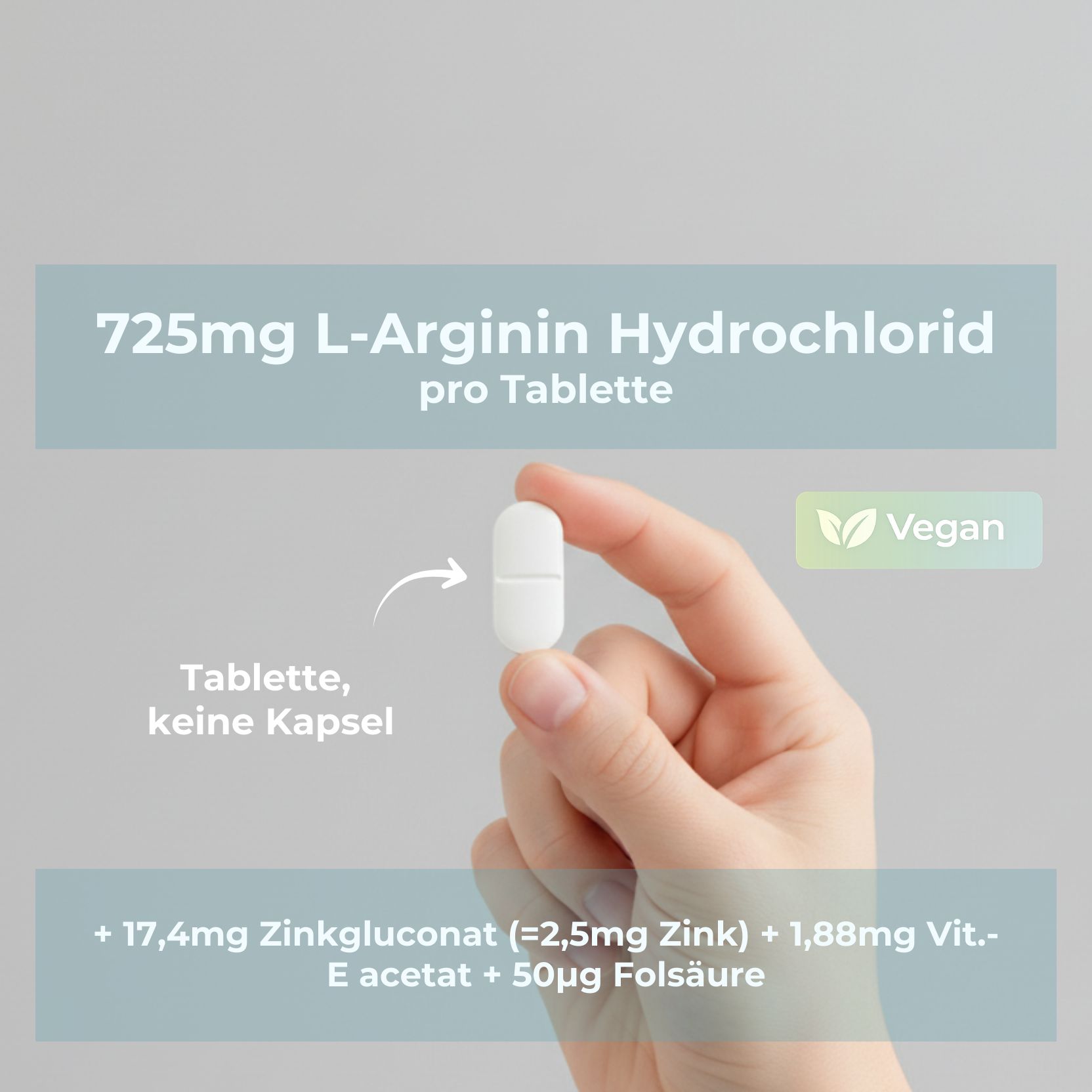 Hand hält eine weiße Tablette. Text: 725mg L-Arginin Hydrochlorid pro Tablette. Vegan-Siegel. Text: Tablette, keine Kapsel.