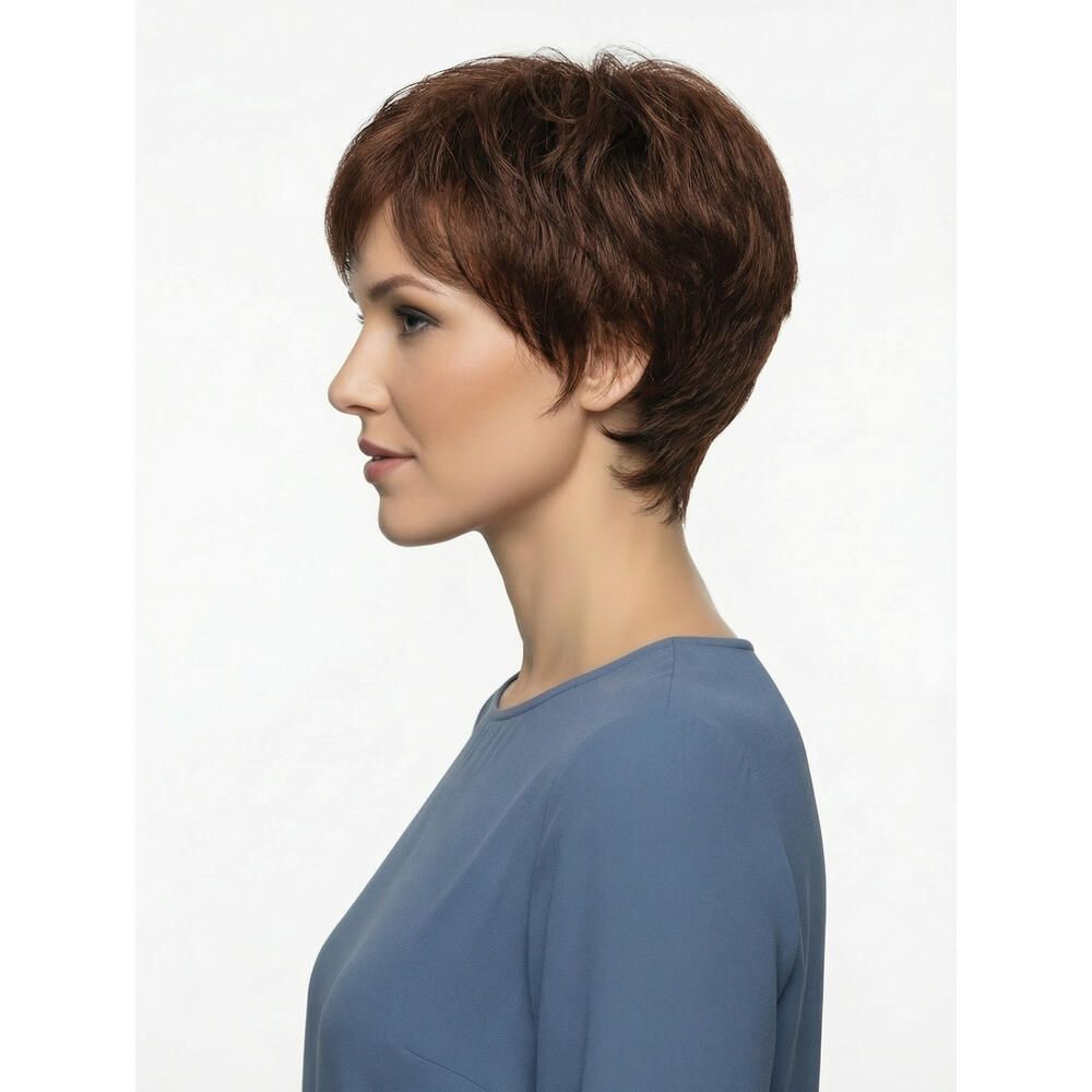Kurzhaarperücke in Braun, seitliche Ansicht. Die Perücke hat einen Pony und ist leicht gewellt.