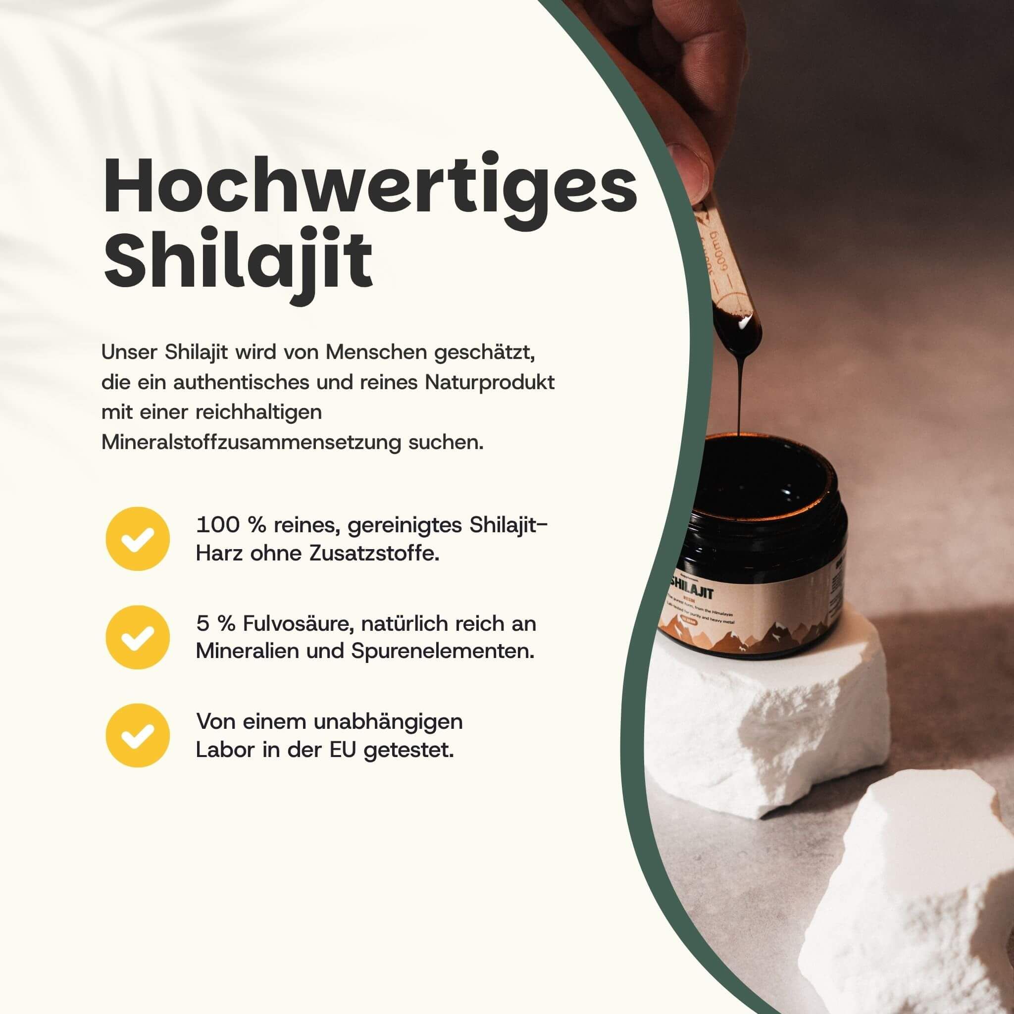 Glas mit Shilajit-Harz. Hand mit Holzspatel. Text: Hochwertiges Shilajit. 100% reines Shilajit-Harz.