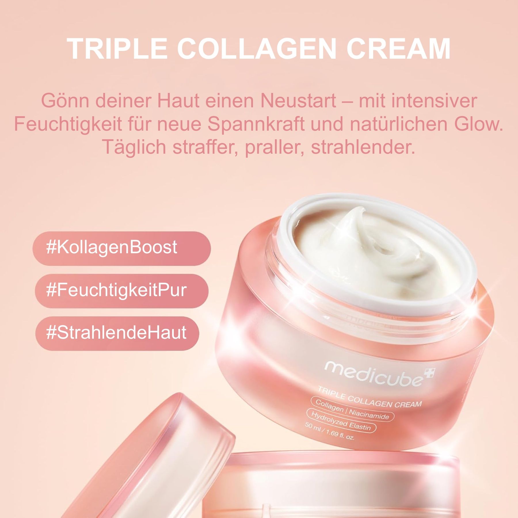 Geöffnete Creme-Dose. Text: Triple Collagen Cream. Rosa Hintergrund mit Text. Hashtags: #KollagenBoost, #FeuchtigkeitPur, #StrahlendeHaut.