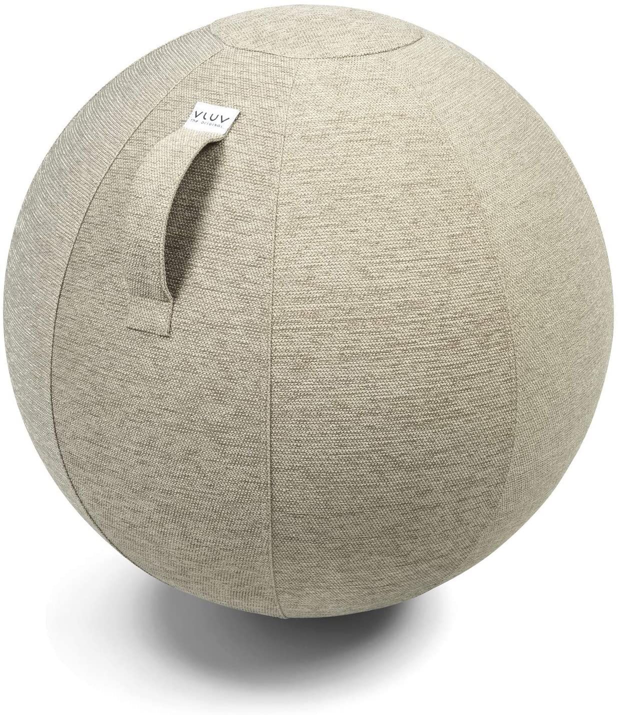 Beigefarbener Sitzball mit Griff. Stoffbezug, rund. Label mit "VLUV" und "the ORIGINAL".