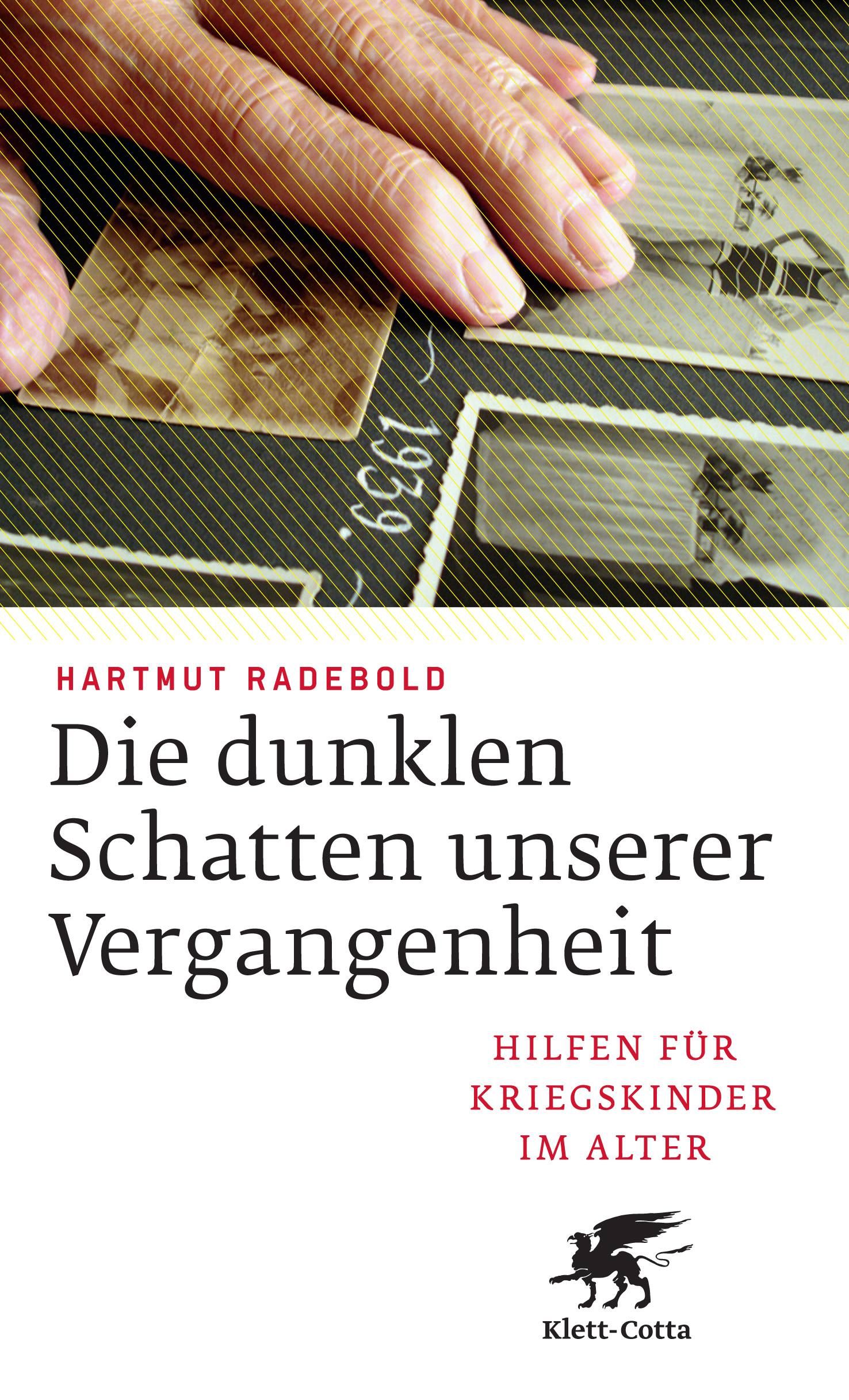 Buchcover mit Titel "Die dunklen Schatten unserer Vergangenheit". Hände über Fotos, Jahr 1939. Klett-Cotta Logo.