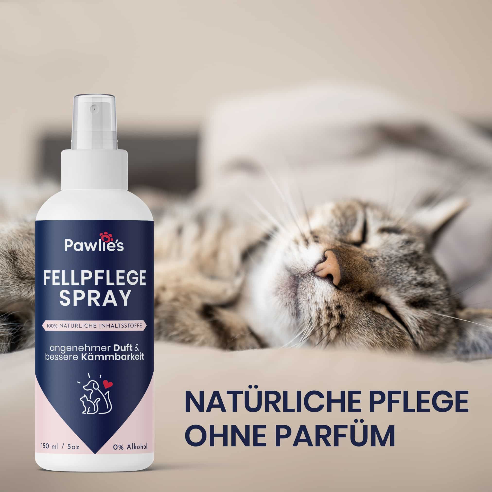 Weiße Sprühflasche mit blauem Etikett neben Katze. Text: Fellpflege Spray, natürliche Pflege ohne Parfum. Logo.