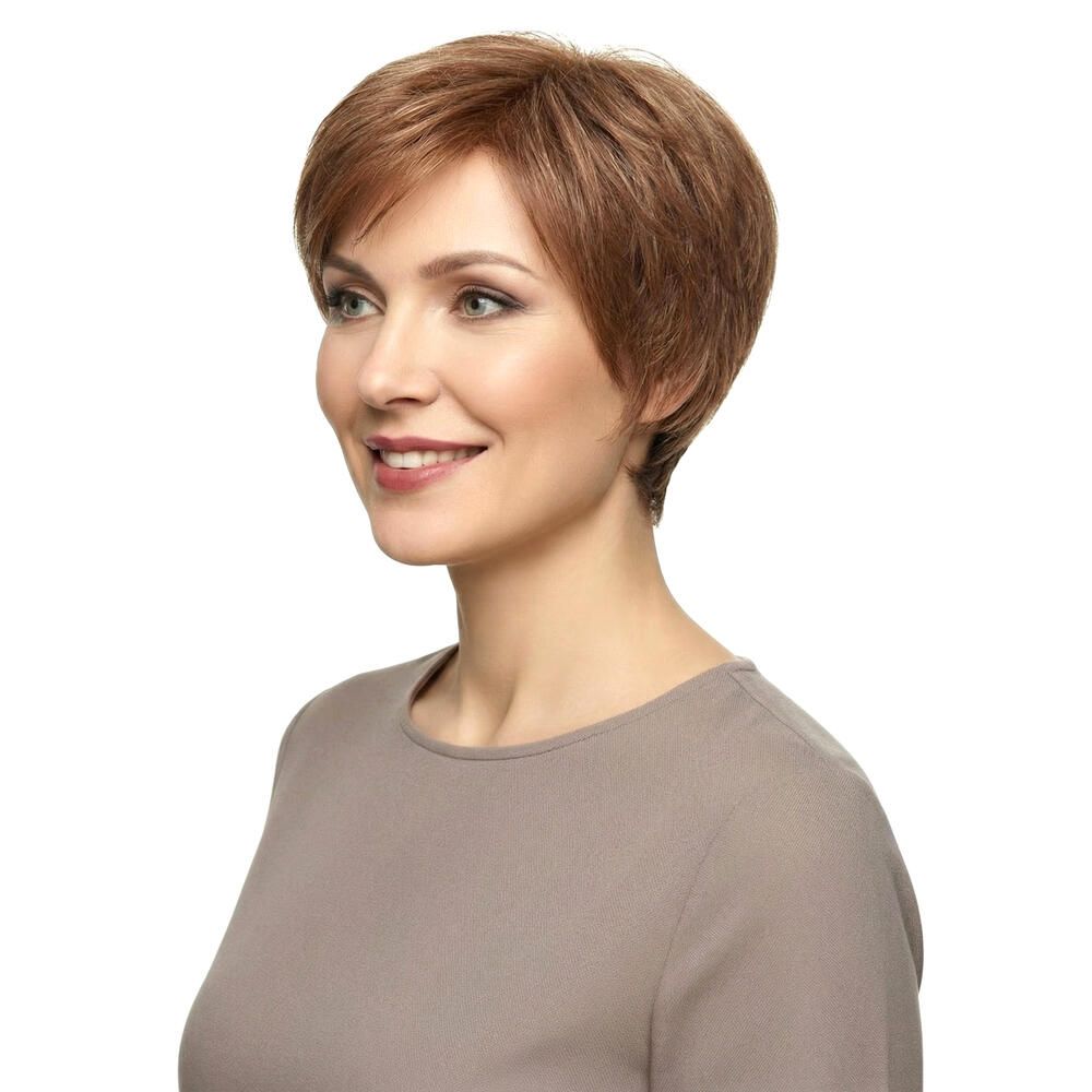 Kurzhaarperücke in Braun-Rot-Tönen. Seitenansicht einer Frau mit Perücke und braunem Oberteil.