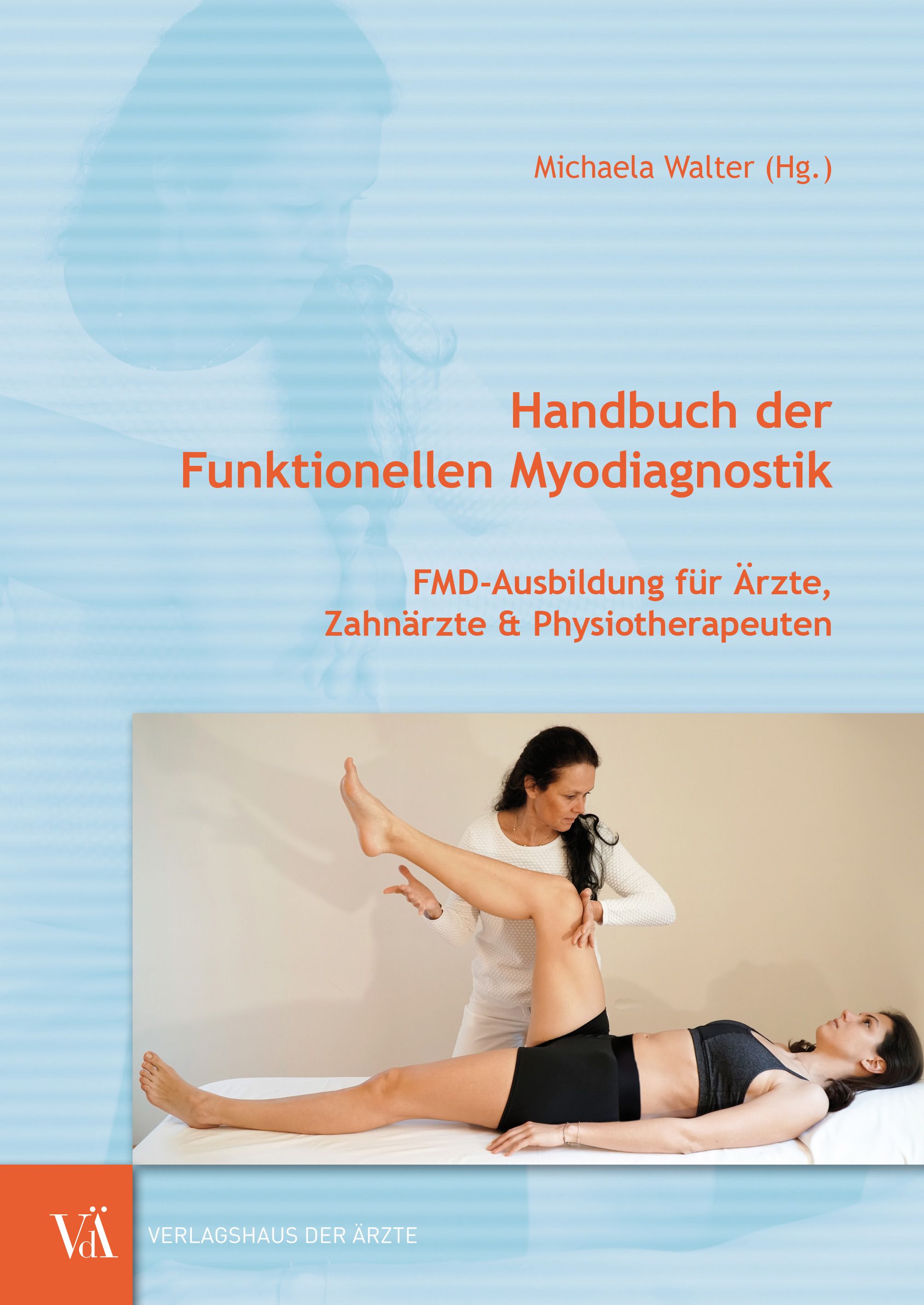 Buchcover: Handbuch der Funktionellen Myodiagnostik. Titel, Autorin, und Logos. Zwei Frauen demonstrieren eine Untersuchung.