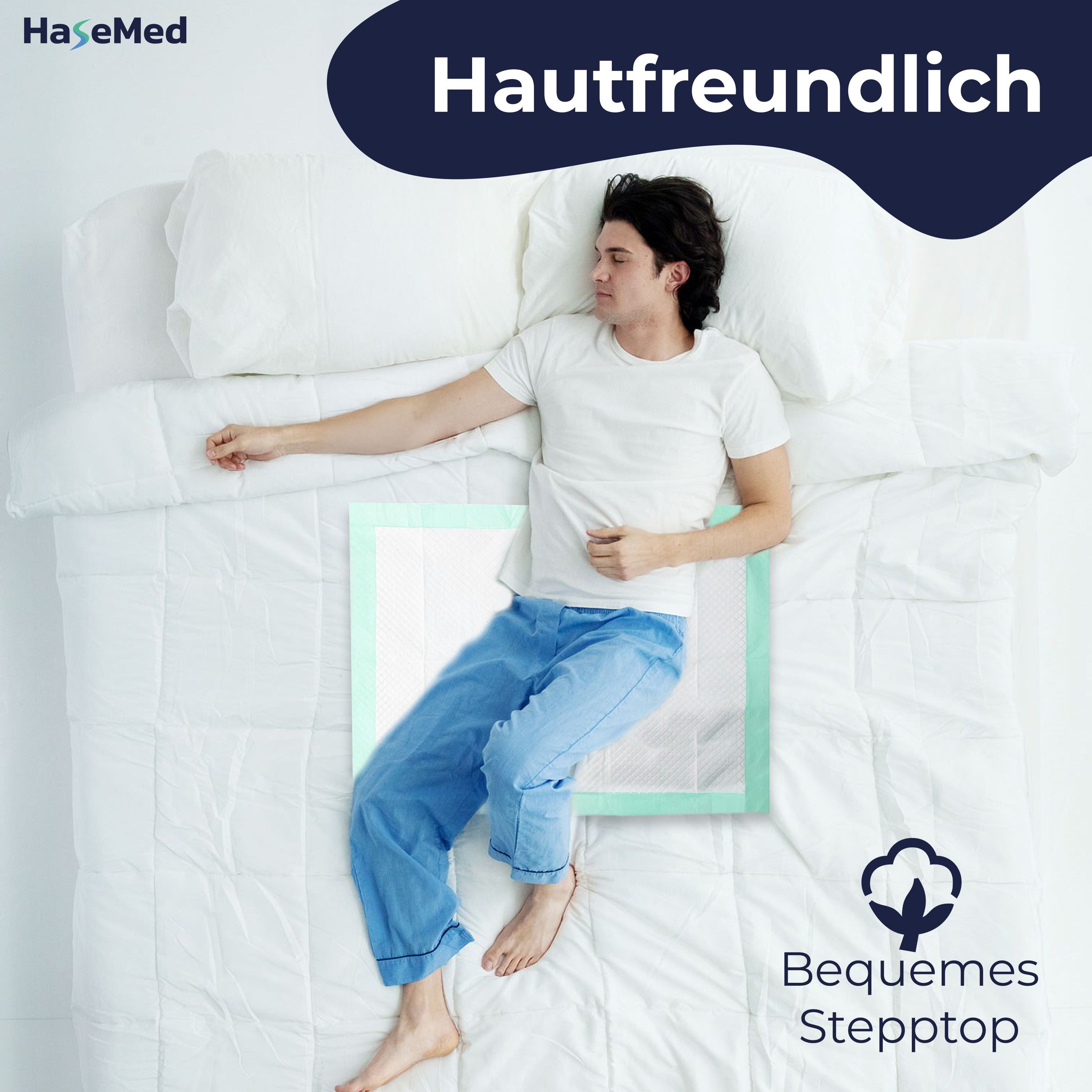 Mann schläft auf Bett mit HaseMed Bettschutzunterlage. Bequemes Stepptopp. Baumwoll-Symbol.
