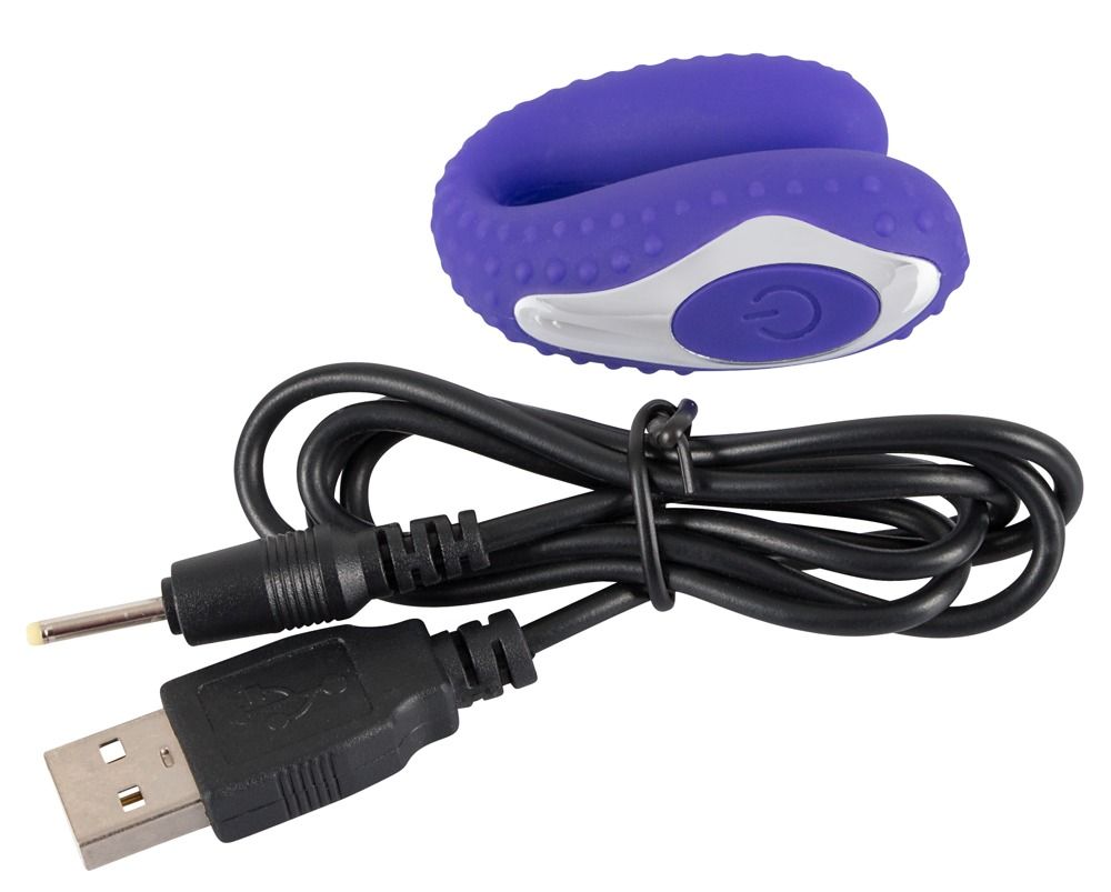 Lila Vibrator mit USB-Ladekabel. Silberfarbener Knopf. Geriffelte Oberfläche.