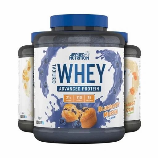 Drei Dosen Applied Nutrition Critical Whey. Blaue Deckel, Etikett mit "WHEY" und "Blueberry Muffin".
