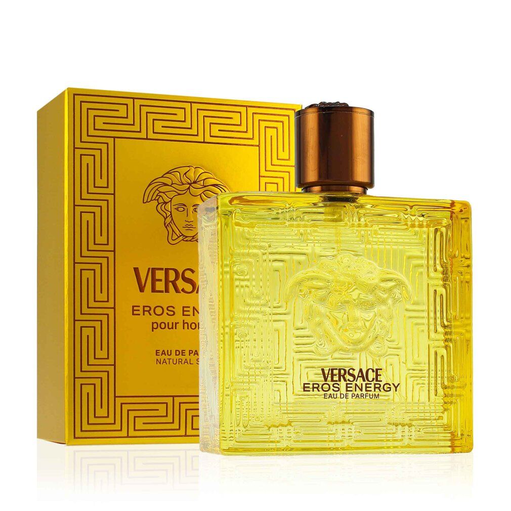 Versace Eros Energy Parfüm und Verpackung. Gelbes Parfüm, quadratisch, goldfarbener Deckel. Verpackung mit geometrischem Muster.