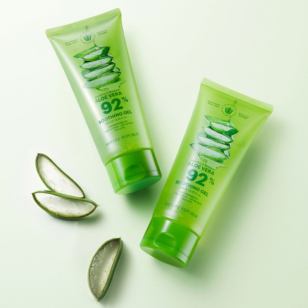 Zwei grüne Tuben mit Aloe Vera-Motiv und Schriftzug. Enthält 92% Soothing Gel. Marke: NATURE REPUBLIC. Daneben Aloe Vera-Blätter.