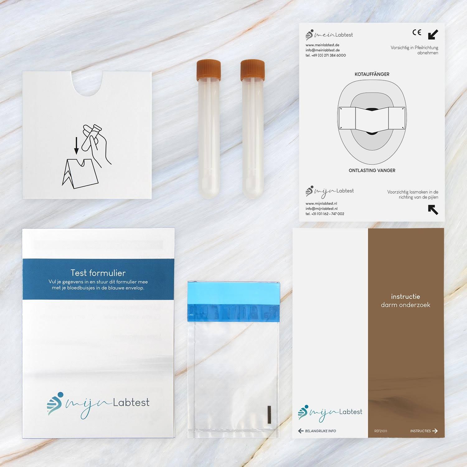 Test-Zubehör: 2 Röhrchen, Anleitungen, Probenbeutel, Testformular. Aufdrucke: meinLabtest, Kotauffänger, Testformulier, Instruc.