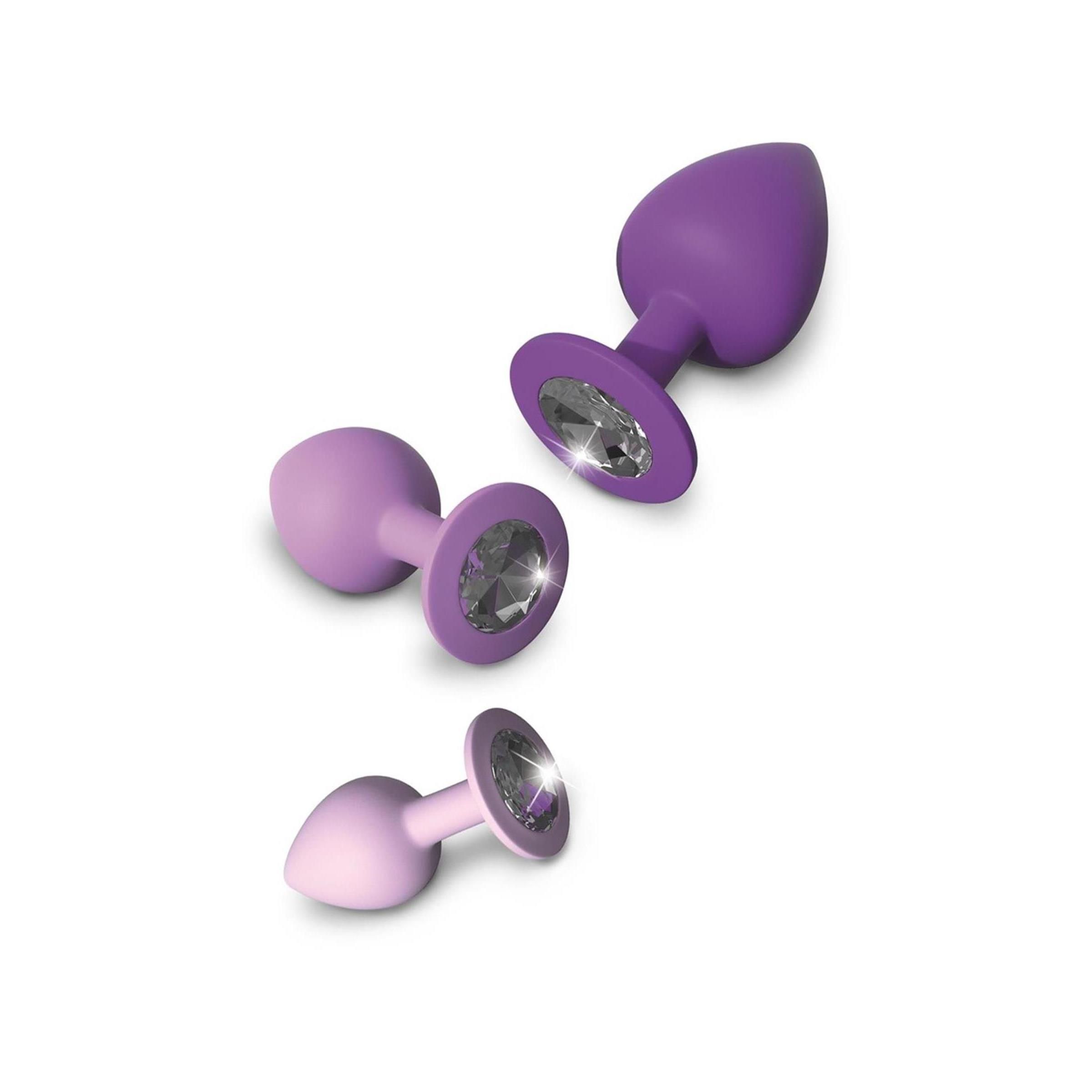 Drei konische Produkte in verschiedenen Violetttönen. Jedes hat eine runde Basis mit einem Schmuckstein.