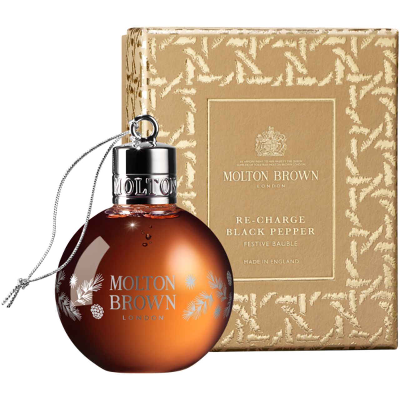Kugel mit silberner Aufhängung und Verpackung. Aufschrift: Molton Brown London, Re-Charge Black Pepper Festive Bauble.