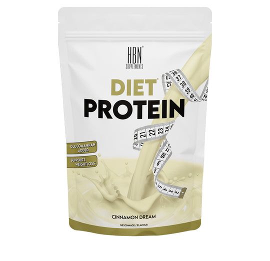 Beutel mit "DIET PROTEIN"-Aufdruck. Maßband umfließt Produkt. "HBN Supplements"-Logo. "Cinnamon Dream"-Geschmack. "Glucomannan Added" und "Supports Weight Loss".