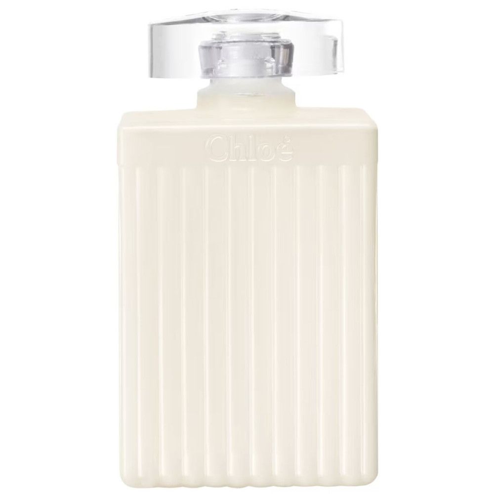 Cremefarbene Chloé Körperlotion-Flasche mit vertikalen Rillen und einem transparenten, facettierten Deckel, isoliert auf weißem Hintergrund.