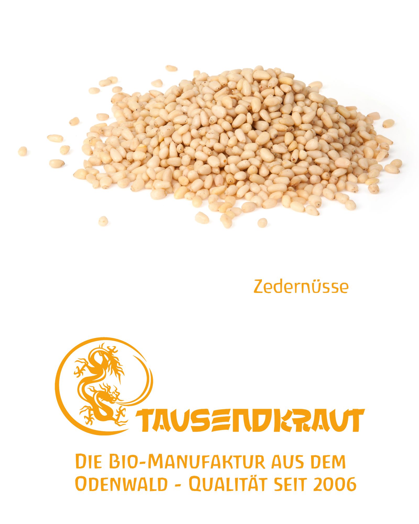 Haufen Zedernüsse auf weißem Hintergrund. Darunter Logo Tausendkraut und Text: Die Bio-Manufaktur aus dem Odenwald.