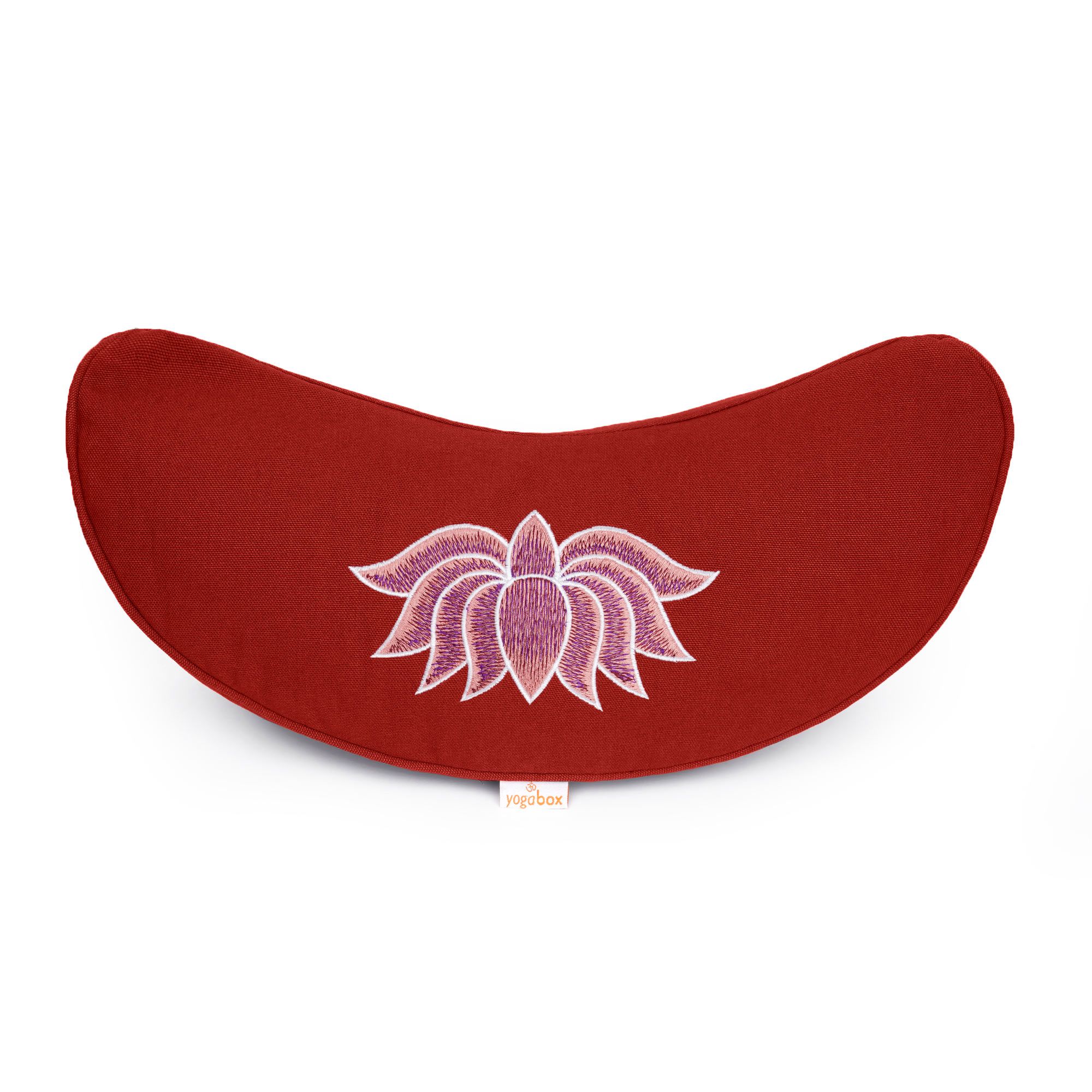 Bordeauxrotes Yogakissen Halbmond mit Lotus-Stickerei. Marke Yogabox sichtbar.