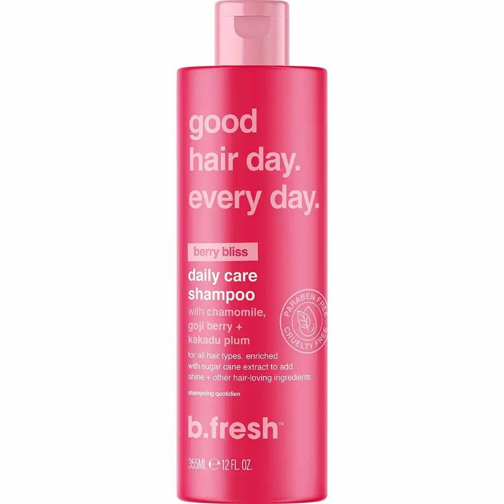 Rosa Shampoo-Flasche mit rosa Deckel. Text: Good Hair Day. Every Day. Berry Bliss Daily Care Shampoo. Marke: b.fresh. Paraben Free, Cruelty Free.