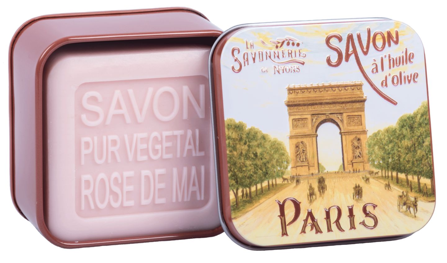 Geöffnete Metallbox mit Seife. Box mit Arc de Triomphe-Motiv, Seife mit Schriftzug. Rosa Seife mit Schriftzug "SAVON".