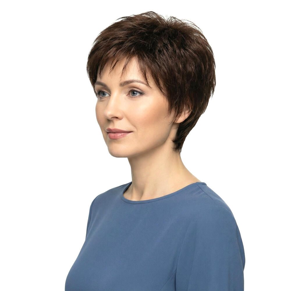 Kurzhaarperücke, braun, auf einer Frau getragen. Seitenansicht. Die Frau trägt ein blaues Oberteil.