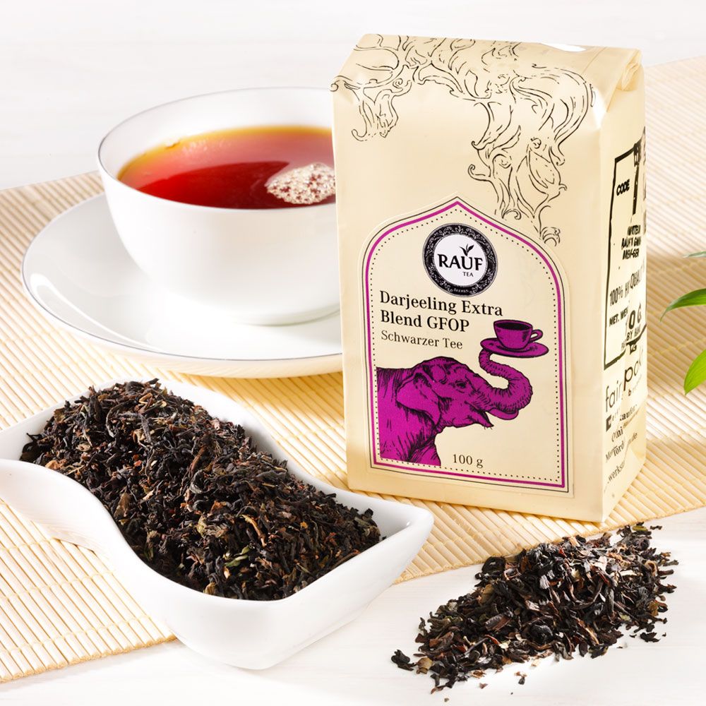 Beutel Rauf Tee Darjeeling Extra Blend GFOP. Schwarzer Tee. Eine Tasse Tee und lose Teeblätter in Schale.