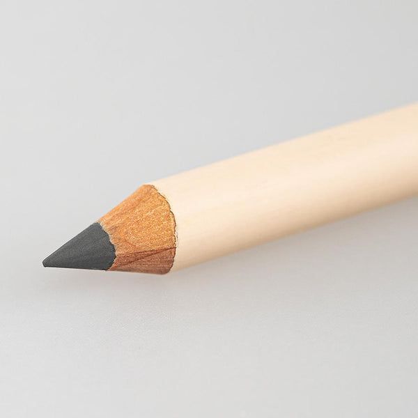 Nahaufnahme der Spitze eines hellbraunen Kajalstifts mit schwarzer Mine. Holz um die Mine sichtbar.