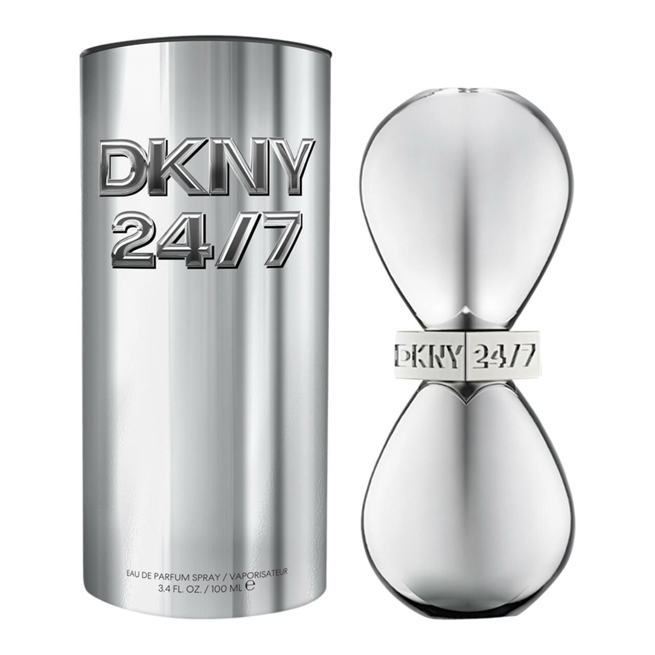 Silberfarbener Flakon und zylindrische Verpackung. Aufschrift DKNY 24/7. Flakon in Sanduhrform. Verpackung mit Schriftzug DKNY 24/7.