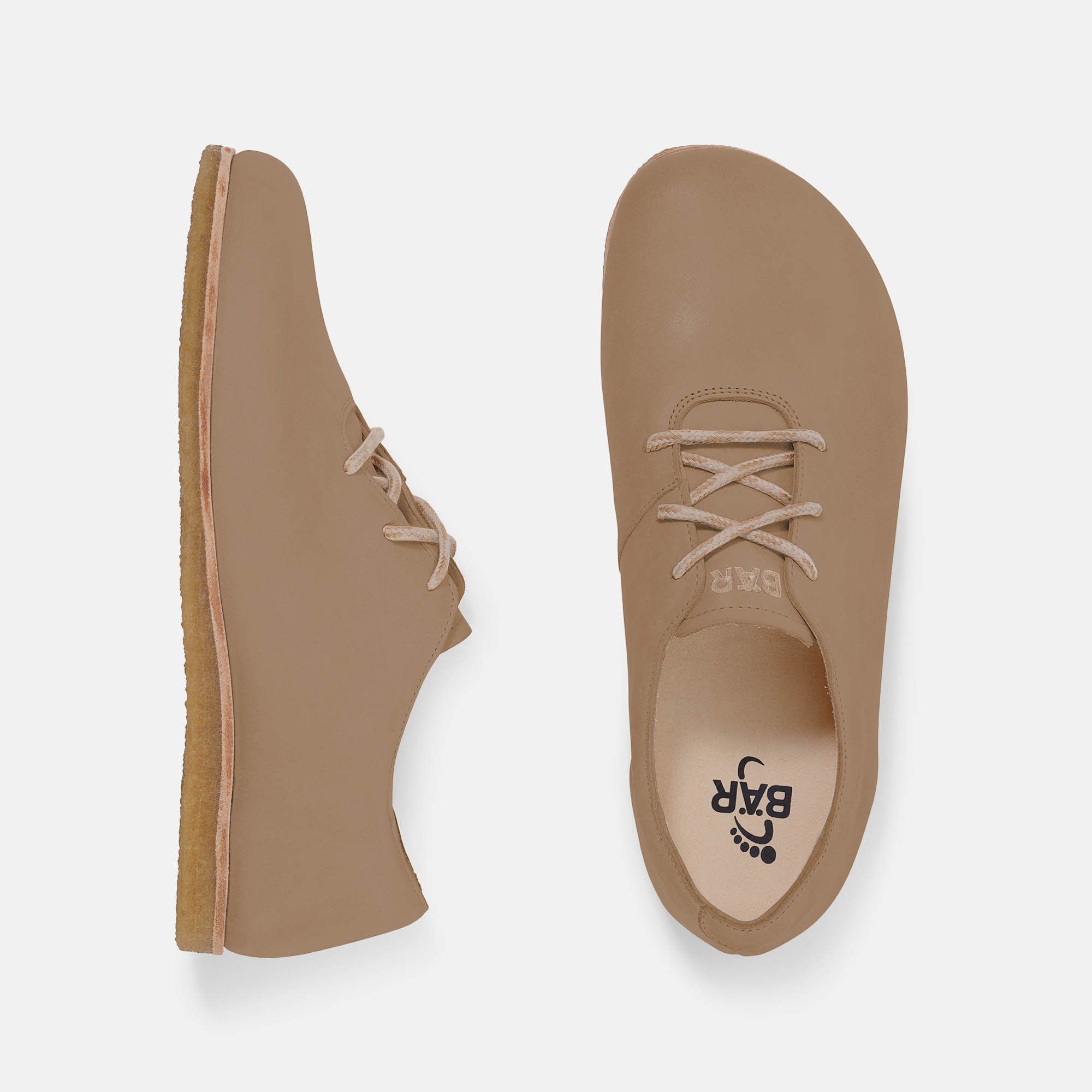 Beige Schnürschuh und Sohle. BÄR-Logo und Fußabdruck. Flache Sohle. Breite Passform.