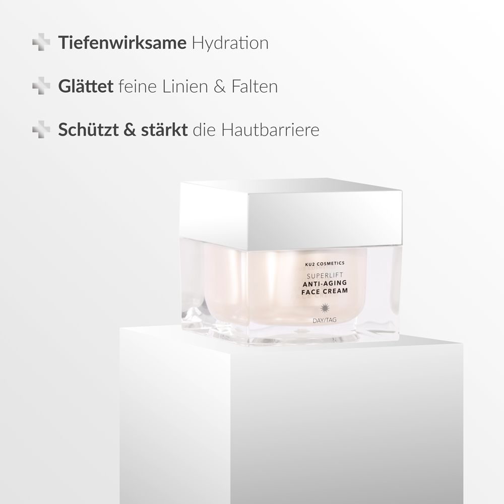 Produkt auf weißem Podest. Aufschrift: Superlift Anti-Aging Face Cream. Marke: KU2 Cosmetics. Text: Tiefenwirksame Hydration, glättet Falten, schützt.