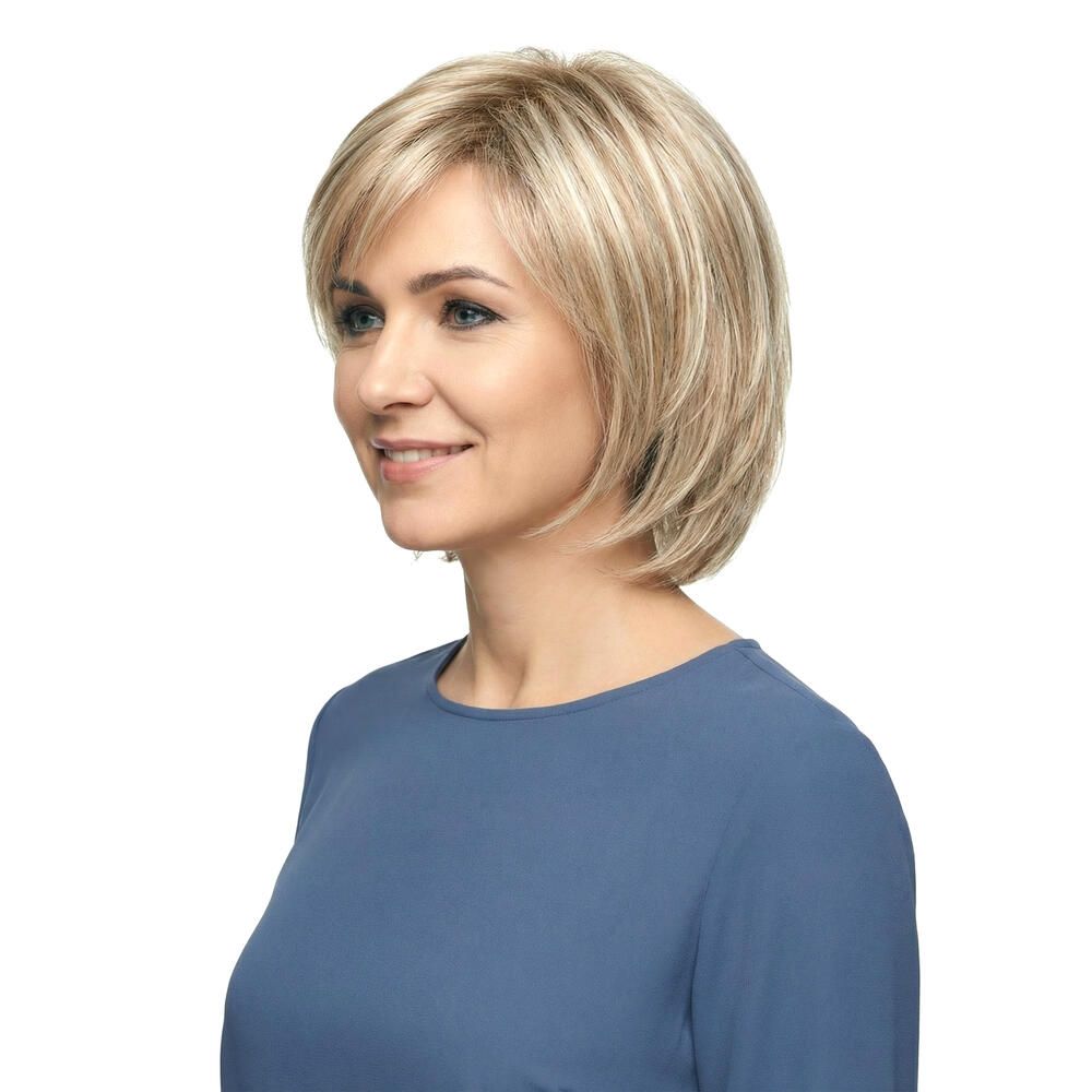 Blond gefärbte Perücke mit kurzem, gestuftem Schnitt. Die Frau trägt ein blaues Oberteil. Seitliche Ansicht.