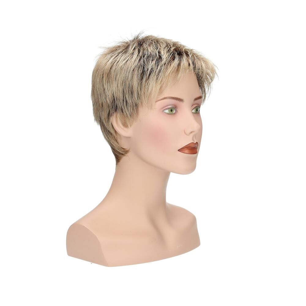 Perücke Dana von trendhair, blondiertes Kunsthaar, auf einem Schaufensterkopf. Dreiviertelansicht.