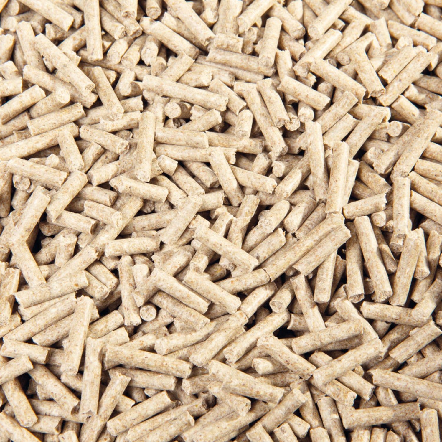 Nahaufnahme von zylindrischen, hellbraunen Pellets. Texturierte Oberfläche, lose angeordnet.