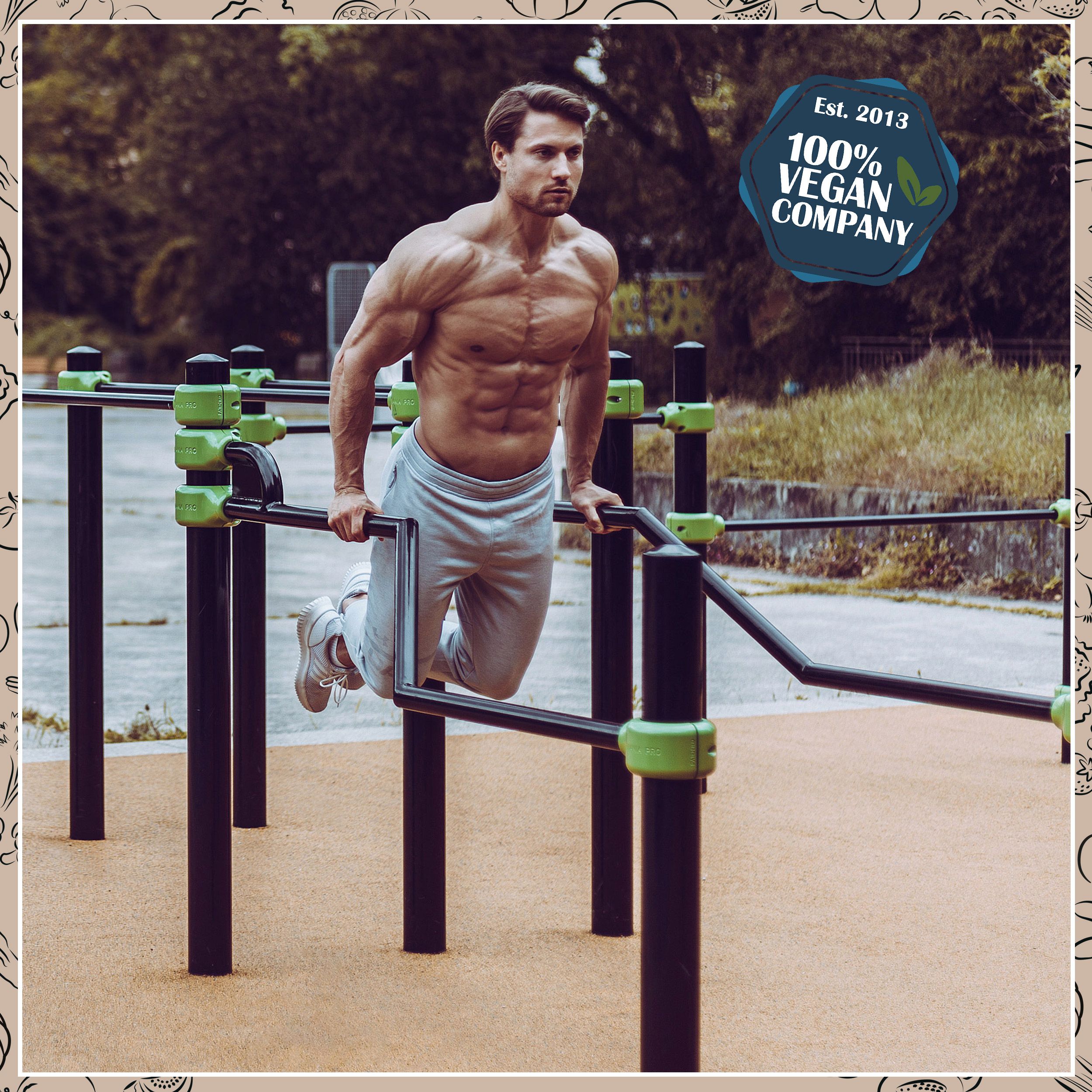 Mann trainiert an Stangen. 100% Vegan Company Logo.